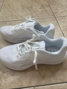 Nike Downshifter 13 White Mesh Lace-Up Sneakers